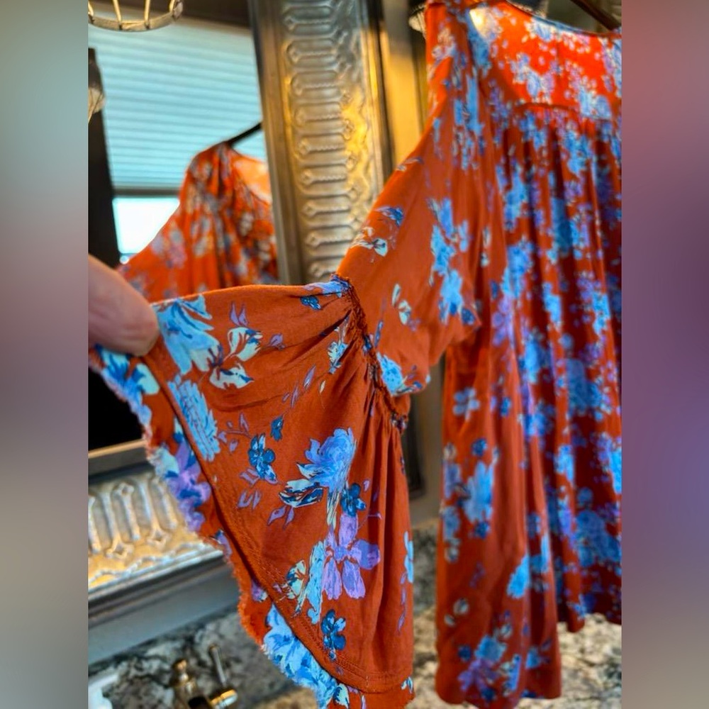 Free People Loretta Floral Boho Tunic top with pockets size XS runs large - Picture 6 of 13
